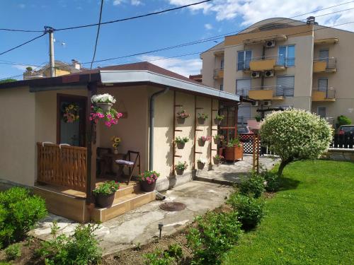 Apartmani Neca tesisinin dışında bir bahçe