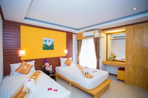 OYO 996 Phunara Residence في شاطيء باتونغ: غرفة فندقية بسريرين ومغسلة