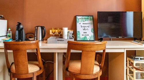 - un bureau avec deux chaises et un ordinateur dans l'établissement Cosy'Appart - TY BOUQUET, à Rouen