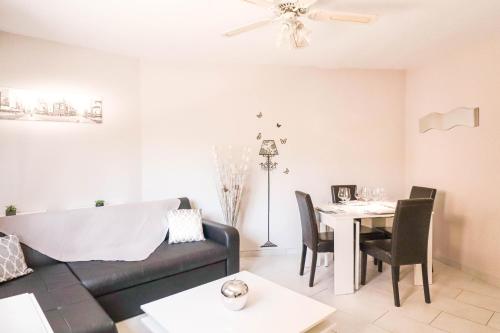 un salon avec un canapé et une table dans l'établissement San Maria, à Menton