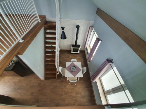 格魯納杜納徹的住宿－Domki&Apartamenty Koszarka，享有餐桌和楼梯的上方景致