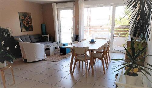 Photo de la galerie de l'établissement Agréable appartement T3 avec terrasse à Mauguio, à Mauguio