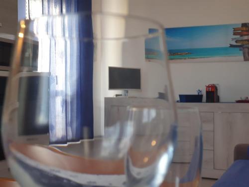 TV a/nebo společenská místnost v ubytování Gruppo Aedes Alghero, Residenza Michelangelo - 500 mt dalla spiaggia