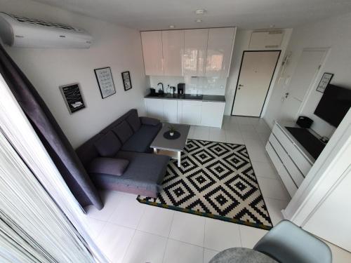 ein Wohnzimmer mit einem Sofa und einer Küche in der Unterkunft Horyzont in Misdroy