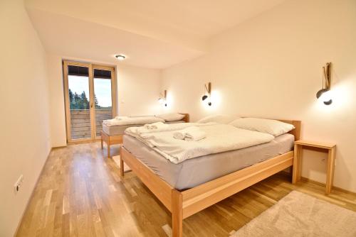 Tempat tidur dalam kamar di Slunečný apartmán