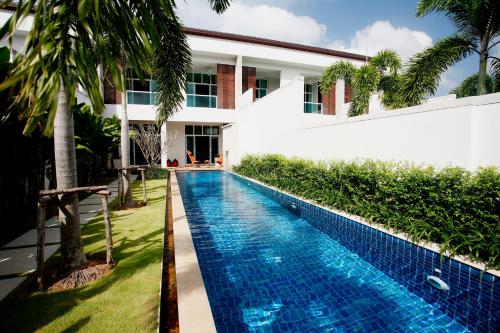 Bazén v ubytování Villa 3 Bedrooms with private pool at Oxygen Bangtao nebo v jeho okolí