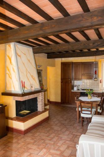a living room with a fireplace and a table at Residence Le Gagli arde in Arezzo