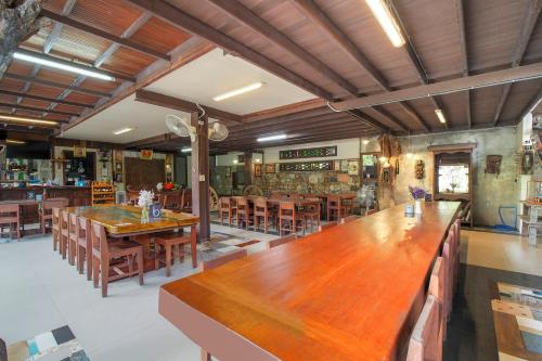 Ein Restaurant oder anderes Speiselokal in der Unterkunft Suankaew Art Cottage 