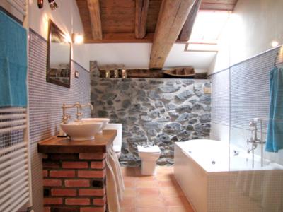 y baño con lavabo, bañera y aseo. en Apartamento rural Casa Arritxenea, en Leitza