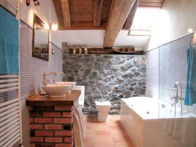 ein Badezimmer mit einem Waschbecken, einer Badewanne und einem WC in der Unterkunft Apartamento rural Casa Arritxenea in Leitza