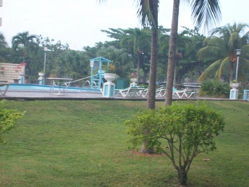 un parque con piscina y parque infantil en Turtle Towers, en Ocho Ríos