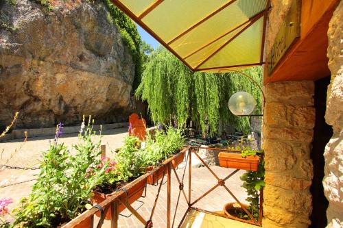 Κήπος έξω από το Hostellerie du Vieux Moulin