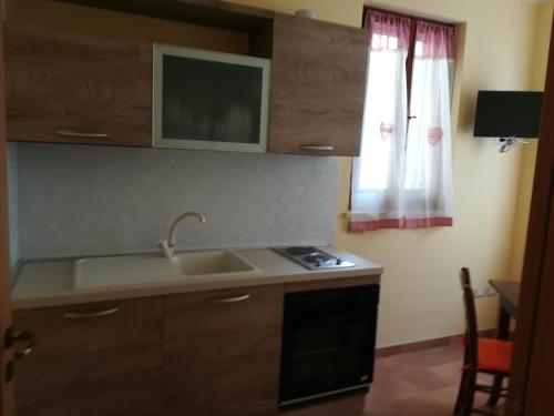 Kuchyň nebo kuchyňský kout v ubytování la corta di spello camere