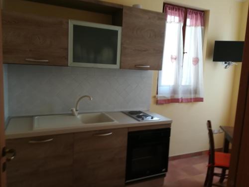 eine Küche mit einer Spüle und einer Arbeitsplatte in der Unterkunft la corta di spello camere in Spello