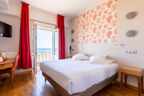 Ένα ή περισσότερα κρεβάτια σε δωμάτιο στο Hotel Kyriad Saint Malo Centre Plage