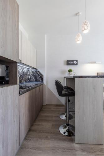 Кухня или мини-кухня в barasport city apartments
