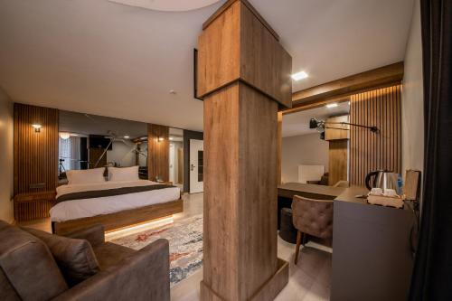 1 dormitorio con 1 cama y escritorio en una habitación en Adresin Hotel, en Edirne