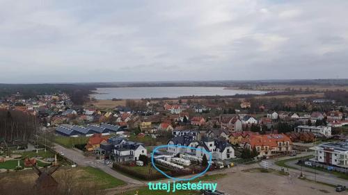 uma vista aérea de uma cidade com um lago em Caravans Magda em Niechorze