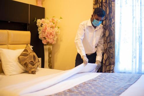 Un ou plusieurs lits dans un hébergement de l'établissement Hotel Ragavendra Rameswaram