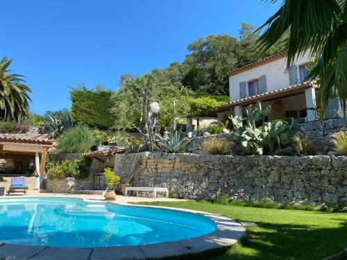 une maison avec une piscine dans une cour dans l'établissement Le Maskalou, à La Colle-sur-Loup
