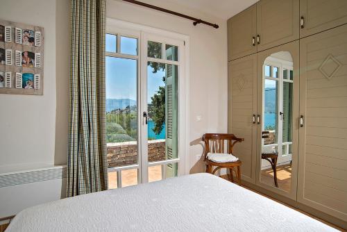 Ένα ή περισσότερα κρεβάτια σε δωμάτιο στο Unique Villa on the Island of Poros