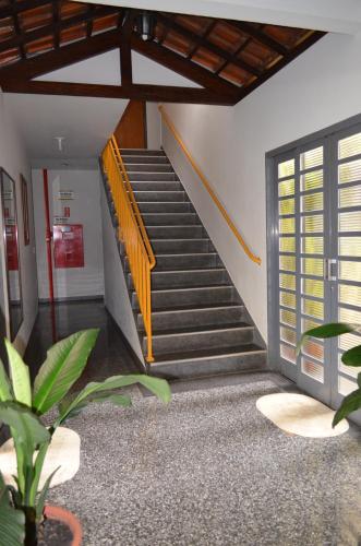 a staircase in a building with a stair case at Hotel Graunas in São Carlos
