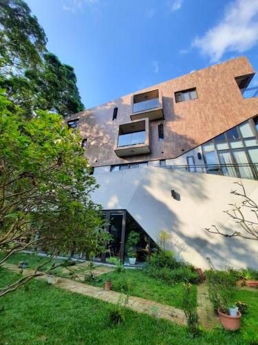 una vista exterior de un edificio con ventana en Siang Tsao Yu Chong en Sanyi