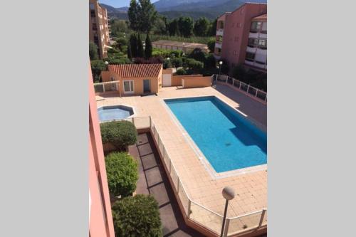 une piscine sur le côté d'un immeuble dans l'établissement 2 chambres, Résidence avec Piscine, 100 mètres de la mer, à Argelès-sur-Mer