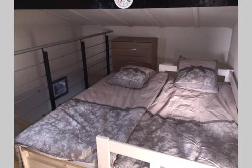 - 2 lits jumeaux dans une chambre avec une horloge sur le mur dans l'établissement 2 chambres, Résidence avec Piscine, 100 mètres de la mer, à Argelès-sur-Mer