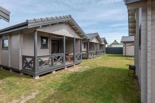a row of mobile homes in a row at Vasarnamiai 2 in Šventoji