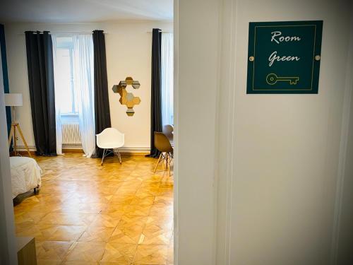 a room with a room green sign on a wall at Crops City Stay in Trieste