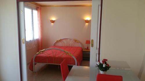 Una cama o camas en una habitación de l'ESCALE à 50 m de la gare