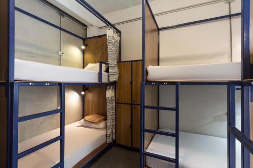 Двухъярусная кровать или двухъярусные кровати в номере Hoft Hostel Bangkok