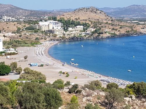 a view of a beach with buildings and the water at Villa Armonia in vlicha