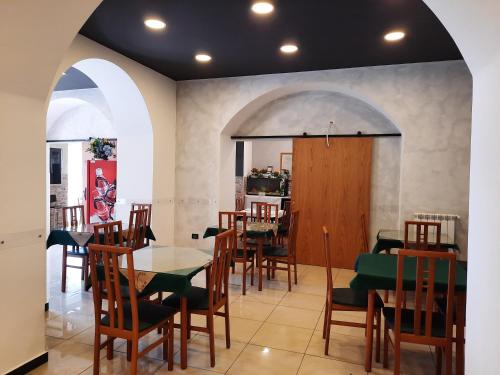 una sala da pranzo con tavolo e sedie di Hotel Le Tre Stazioni a Genova