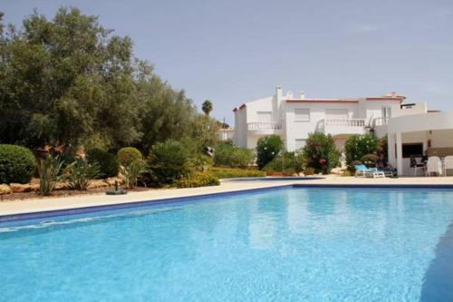 una grande piscina blu davanti a una casa di Casas da Vila a Luz