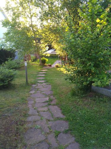 a stone path in a yard with a tree at Ferienwohnung Tischneck in Schramberg