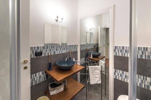 een badkamer met 2 wastafels en 2 spiegels bij 'Na Siesta in Napels