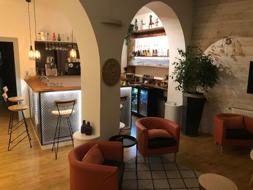 Lounge nebo bar v ubytování Logis Hôtel Restaurant Le Castel Fleuri