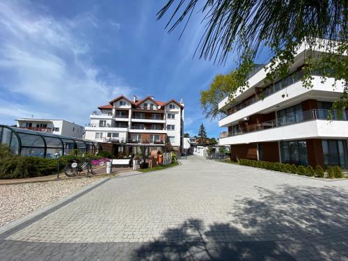 una strada vuota di fronte a un edificio di Hotel Krynica a Krynica Morska