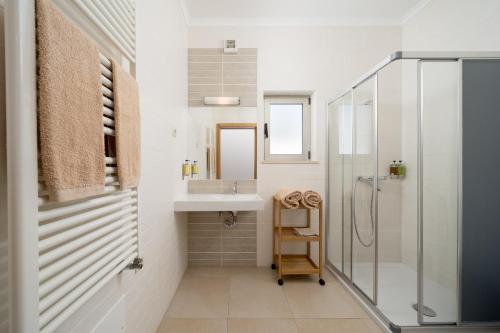 Villa Ofelia 46 by Destination Algarve في Santo Amaro: حمام مع حوض ودش