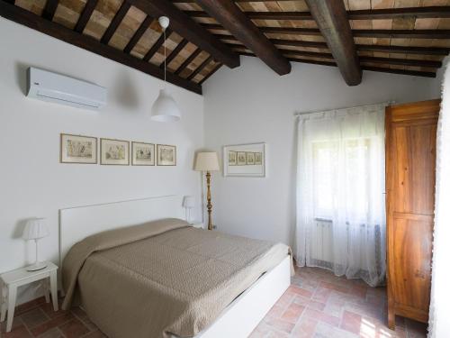 A bed or beds in a room at Casale Cenerelli
