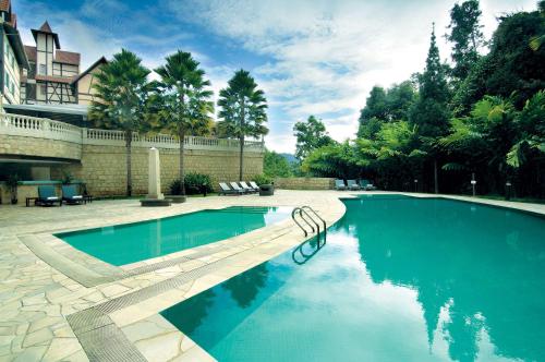 een zwembad voor een huis bij Colmar Tropicale in Bukit Tinggi