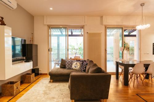 uma sala de estar com um sofá e uma mesa em Luxury Penthouse with Sea View - New Sanification Protocol em Pescara