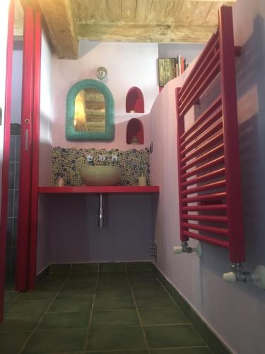 baño con puerta roja y lavamanos en Encanto Di Arlia en Fivizzano