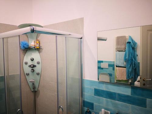 チビタベッキアにあるCentral apartmentのバスルーム(壁にサーフボード付きのシャワー付)