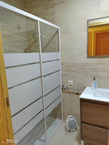 y baño con ducha y lavamanos. en CASA ALDONZA, en Ruidera