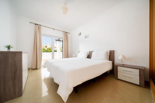 Giường trong phòng chung tại Albardeira 83 by Destination Algarve