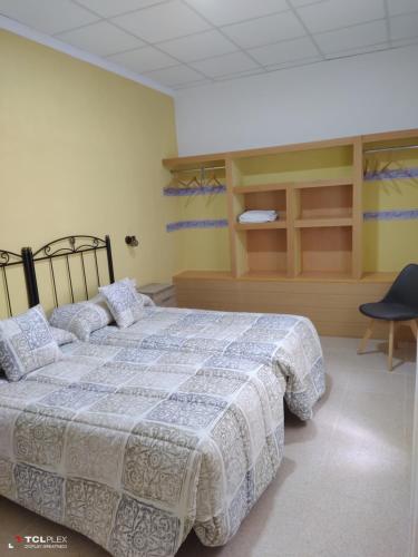 1 dormitorio con 1 cama y 1 silla en CASA ALDONZA, en Ruidera