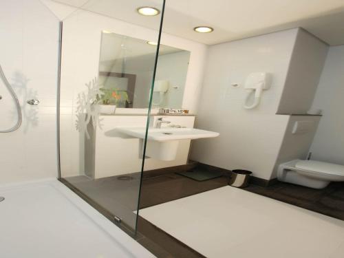 Koupelna v ubytování Le Corail Suites Hotel